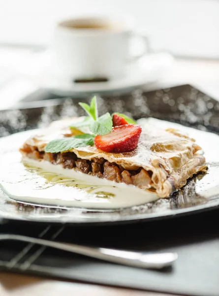 Sweet strudel with apple — Stock Photo, Image