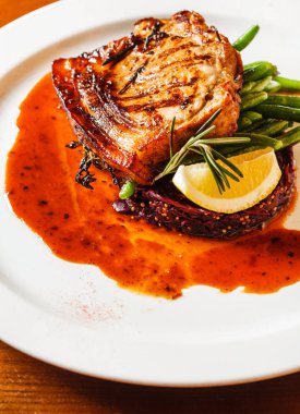 Kırmızı lahana ile eti biftek