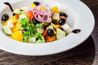 Beyaz tabakta Yunan salatası