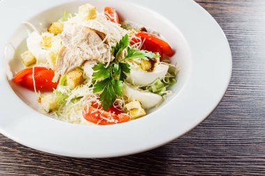 Beyaz tabakta Sezar salatası