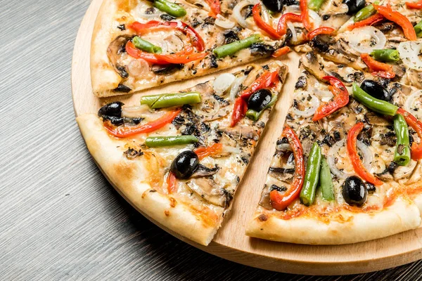 Frische leckere Pizza — Stockfoto