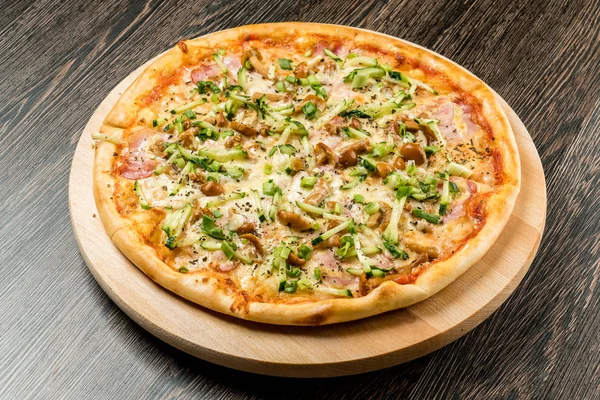 Färska välsmakande pizza — Stockfoto