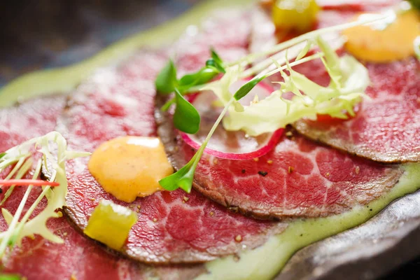 Carpaccio di carne su piatto bianco — Foto Stock