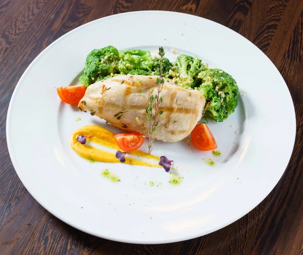 Kip met groenten op wit bord — Stockfoto