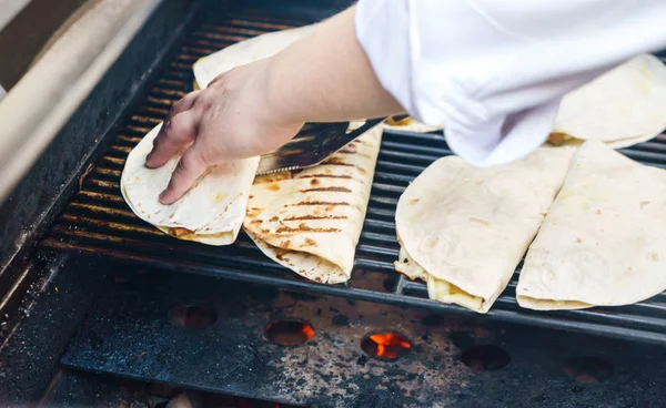 Şef ızgara tortilla hazırlanıyor — Stok fotoğraf