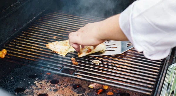 Chef preparando tortilla a la parrilla —  Fotos de Stock