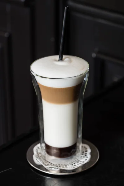 Kávové latté ve skle — Stock fotografie