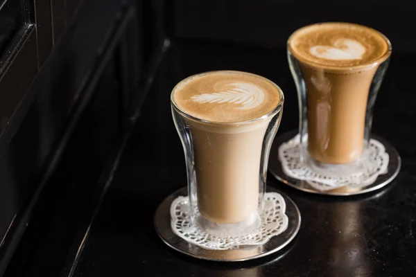 Färsk cappuccino i glas — Stockfoto