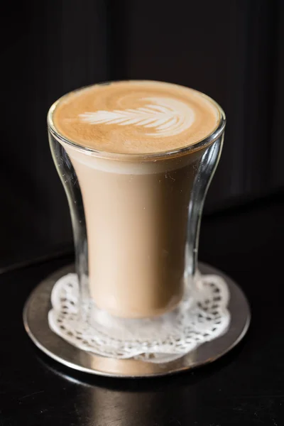 Verse cappuccino in glas — Stockfoto