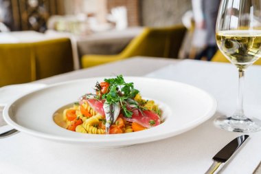 Beyaz tabakta hamsi ile makarna