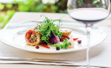 gurme gıda beyaz plaka üzerinde