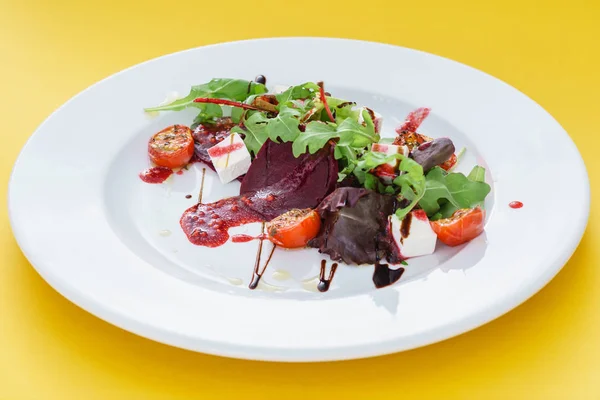 Salat mit Roter Bete auf weißem Teller — Stockfoto