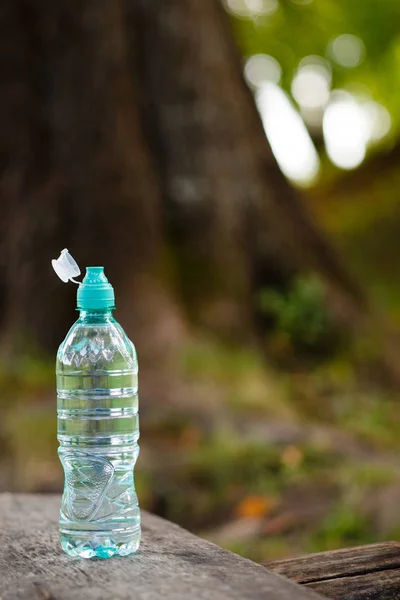 Bir şişe su — Stok fotoğraf