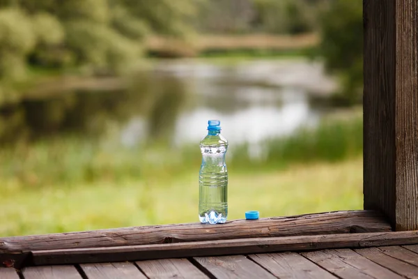 Jedna butelka wody — Zdjęcie stockowe