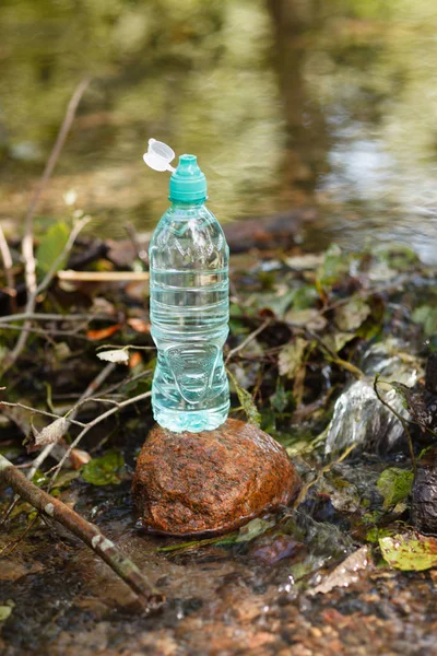 Una botella de agua — Foto de Stock