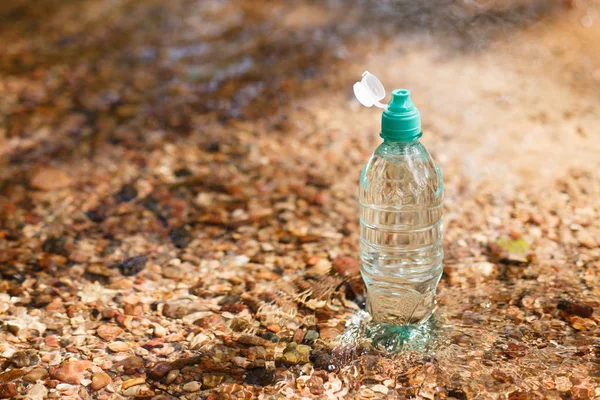 Una botella de agua — Foto de Stock