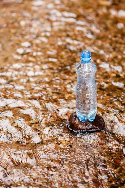 Una botella de agua — Foto de Stock