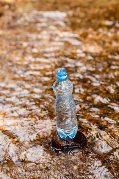 Одна бутылка воды — стоковое фото