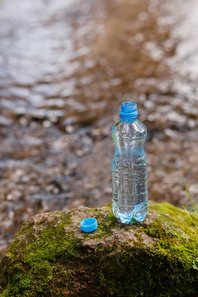 Una botella de agua — Foto de Stock