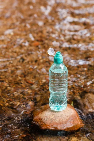 Una botella de agua — Foto de Stock