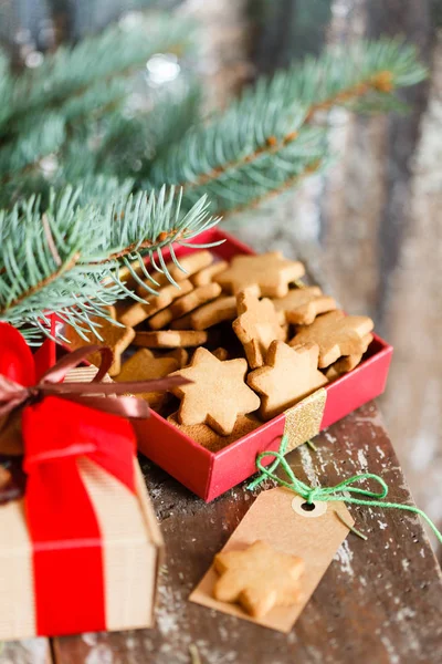 Weihnachtsgeschenk mit Plätzchen — Stockfoto