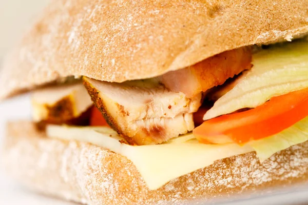 Sandwich con pollo su piatto bianco — Foto Stock