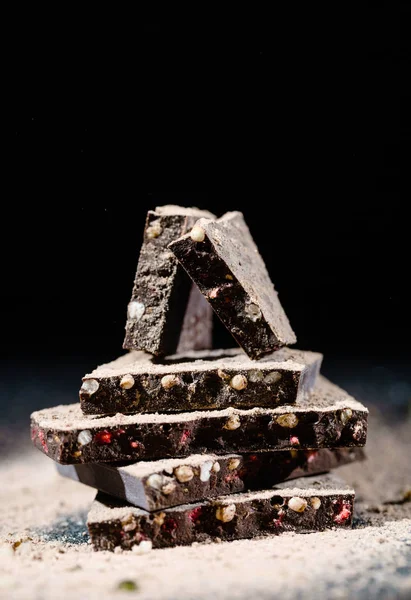 Cokelat mentah dengan quinoa — Stok Foto