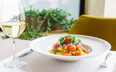 Beyaz tabakta hamsi ile makarna