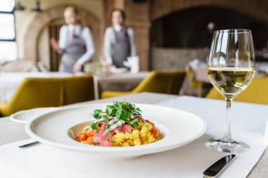 Beyaz tabakta hamsi ile makarna