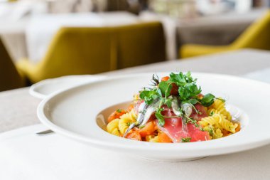 Beyaz tabakta hamsi ile makarna