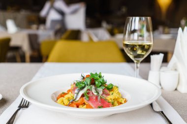 Beyaz tabakta hamsi ile makarna