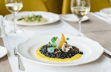 squidink risotto beyaz plaka üzerinde