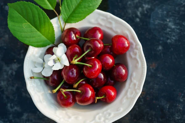 Cerezas rojas maduras — Foto de Stock