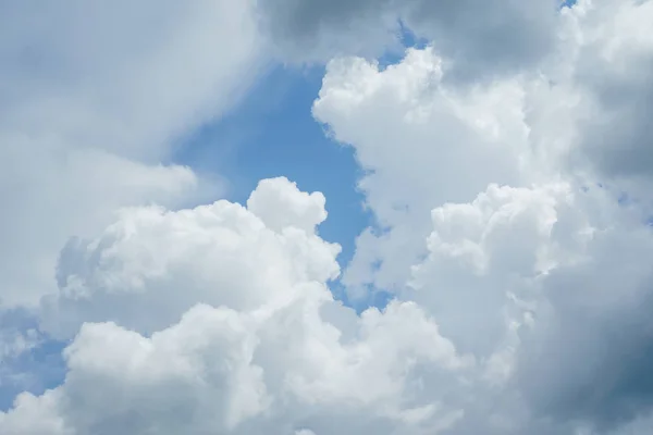 Abstrakter blauer bewölkter Himmel — Stockfoto