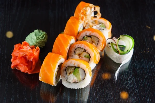 Sushi saboroso recentemente feito em uma chapa — Fotografia de Stock