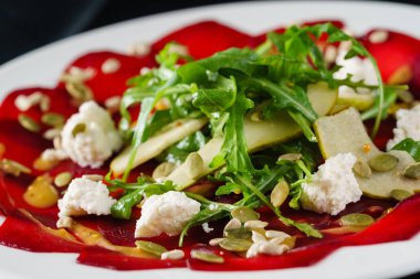 Taze pancar carpaccio plaka üzerinde