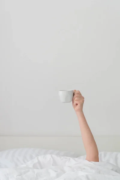 Жінка рука з чашкою кави — стокове фото