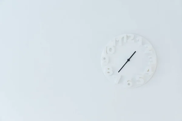 Scandi clock na białym — Zdjęcie stockowe