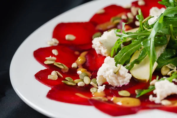 Färska rödbetor carpaccio på tallrik — Stockfoto