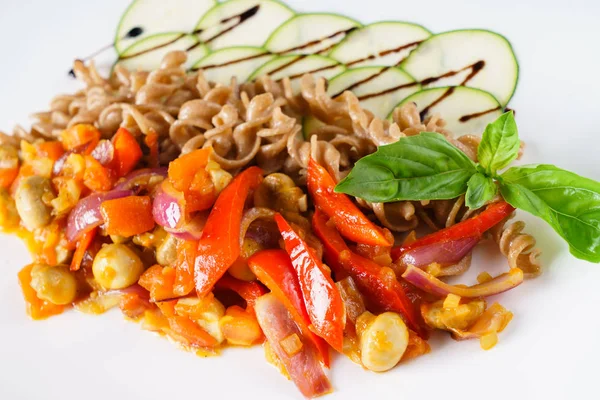 Fullkorn pasta med grönsaker — Stockfoto