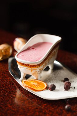 Masanın üzerinde yaratıcı kokteyl