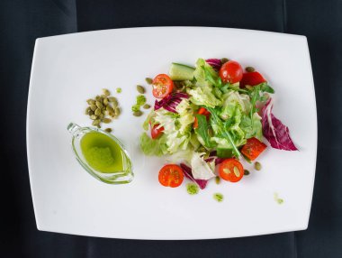 Taze sebze salatası.