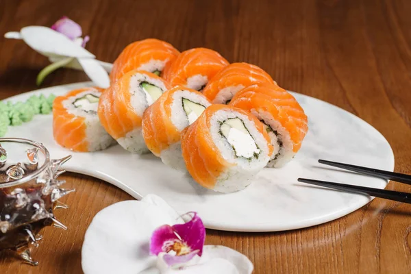 El sushi fresco sabroso en el plato — Foto de Stock