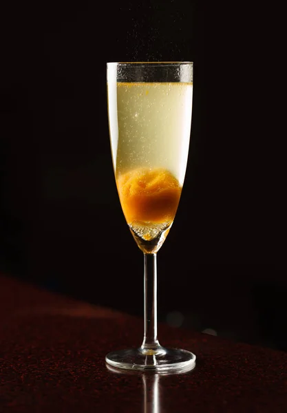 Lyse cocktail i baren - Stock-foto