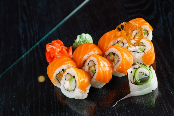 El sushi fresco sabroso en el plato — Foto de Stock