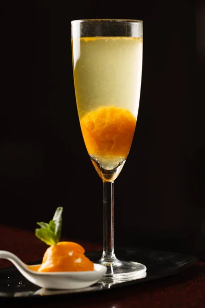 Ljusa cocktail i baren — Stockfoto