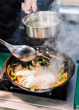 Pişirme sırasında şefin eller