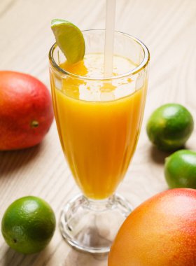 Parlak yaz içeceği 