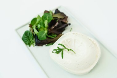 beyaz koyun peyniri otlar ile