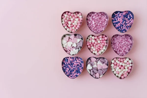Sockerhjärtan på rosa bakgrund — Stockfoto